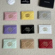 Chanel card holder with chain detail. #A45548